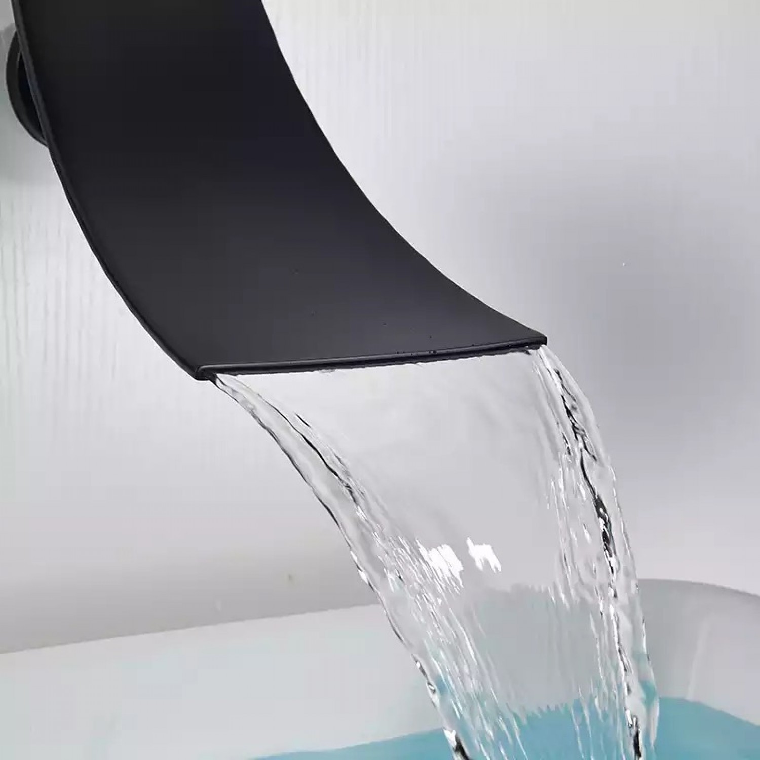 Luxury Επιτοίχια Βρύση Νιπτήρα Καταρράκτη με στόμιο μονής λαβής ανάμεικτη ζεστό κρύο MR7080 ΜΑΥΡΟ